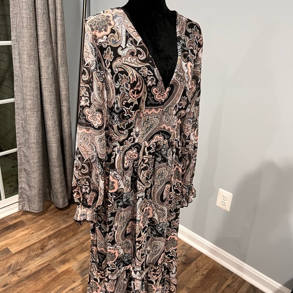 Dresses & Skirts - Long sleeve modest pattern V neck dress! 🤍